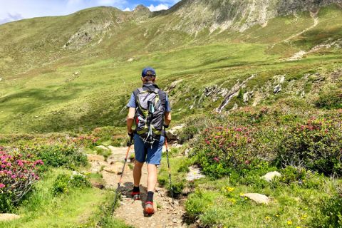 Wanderer erwandert die Berge Südtirols