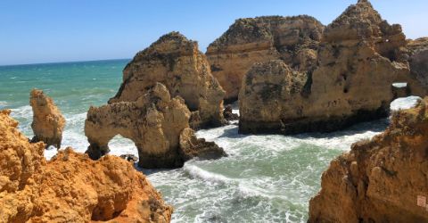Felsklippen beim Wandern an der Algarveküste