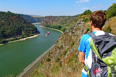 Wanderer mit Blick zum Loreley Felsen am Rhein