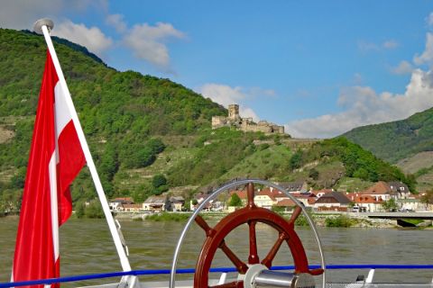 Schifffahrt auf der Donau mit Blick auf eine Ruine