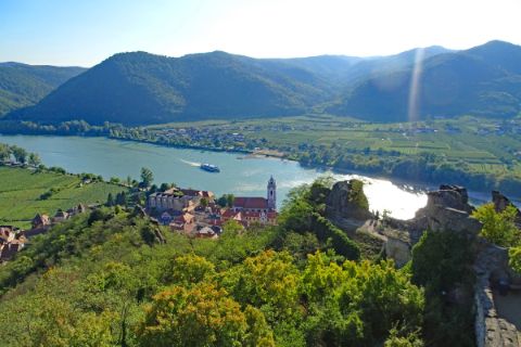 Blick auf Dürnstein und die Donau beim Wandern