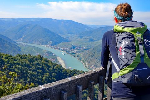 Wanderer am Seekopf mit Blick auf die Donau