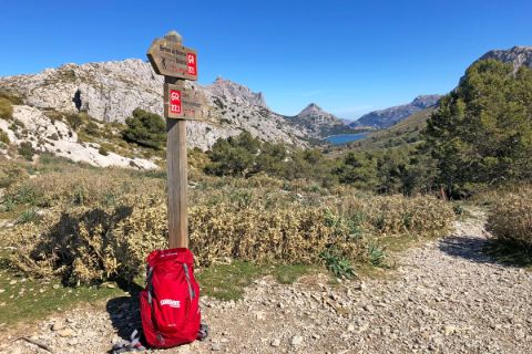 Hiking signpost at lake Cuber
