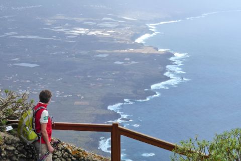 Wanderin blickt auf die Küste von El Hierro