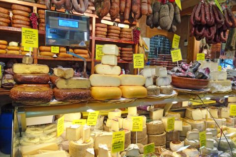 eurohike-walking-tours-mallorca-market-hall-mercatdelolivar-cheese-selection