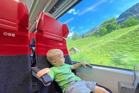 Junge bei der Zugfahrt von Bad Goisern nach Bad Aussee während der Familienwanderreise im Salzkammergut