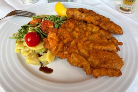 Wiener Schnitzel im Restaurant in Hallstatt während der Familienwanderreise von Eurohike