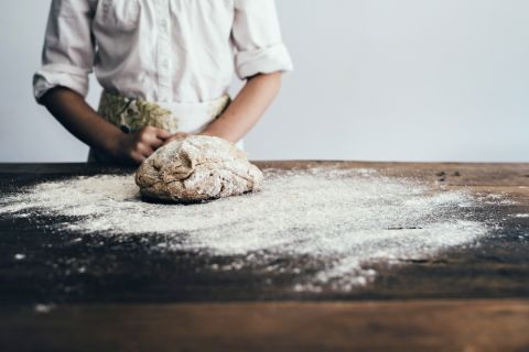 Arbeitsfläche beim Brot backen