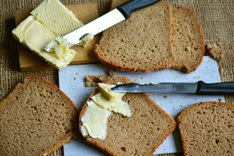 Frisches Brot mit Butter 