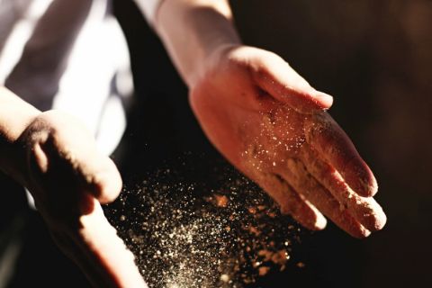 Hände mit Mehl beim Brot backen