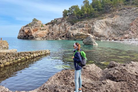 Wanderpause in der malerischen Bucht Cala Deià