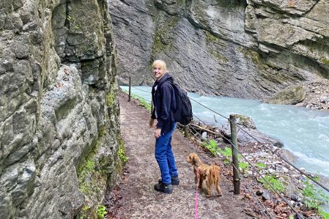 Frau Areis wandert mit Hund rund um die Zugspitze