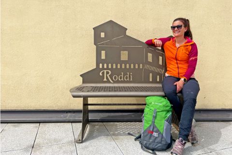 Wanderer auf Bank in Roddi