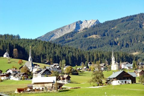 Landestypisches Dorf im Chiemgau