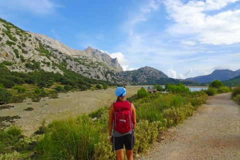 Wanderin vorm Cuber Stausee auf Mallorca