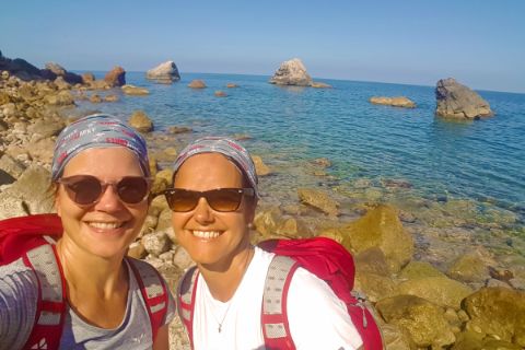 Wanderinnen an der Küste Mallorcas