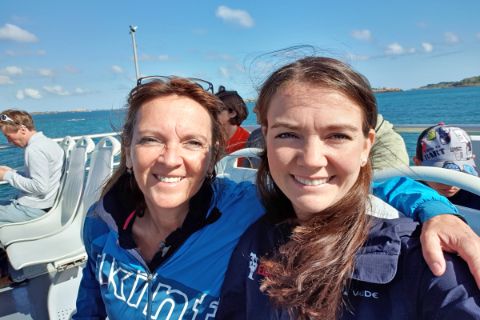 Madlene und ihre Mama auf einer Bootstour in der Bretagne