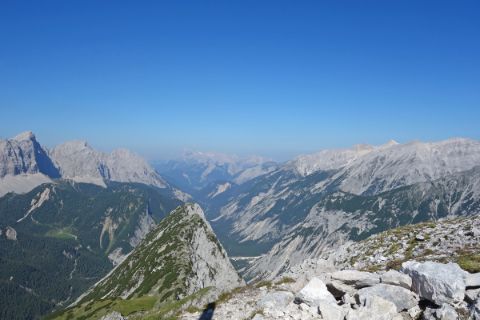 Ausblick auf das Bergpanorama des Karwendelgebirges