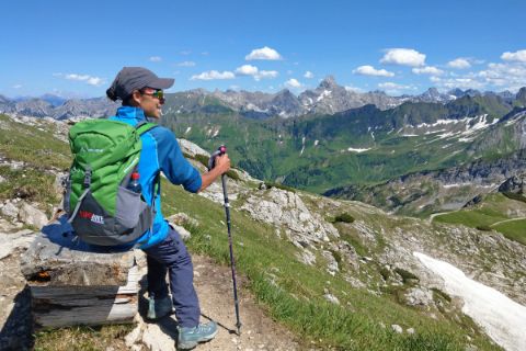 Allgäuer Alpenüberquerung am Nebelhorn in Oberstdorf mit Wanderer und grünem Rucksack