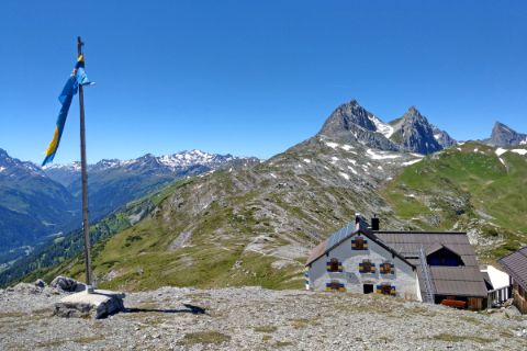 Leutkircher Hütte mit Gipfeln und Fahne