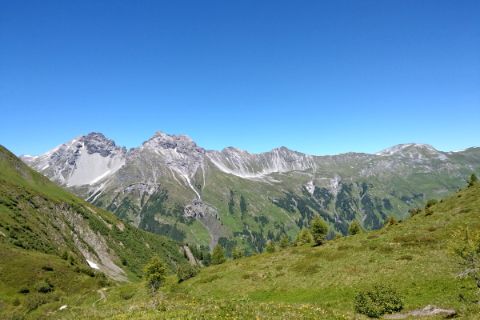 Inntal Alpen Steeg mit blauem Himmel