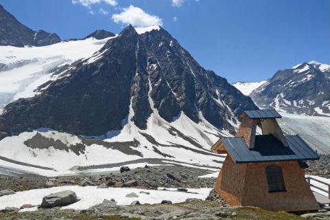 Braunschweiger Hütte mit Schnee und blauem Himmel