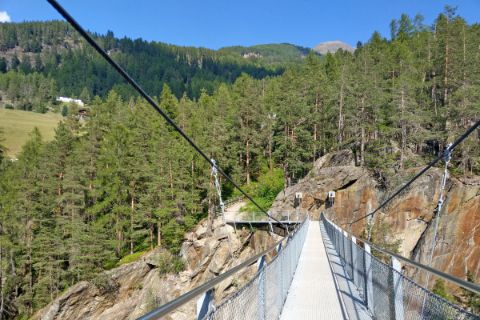 Hängebrücke in Sölden mit Wald und Schlucht