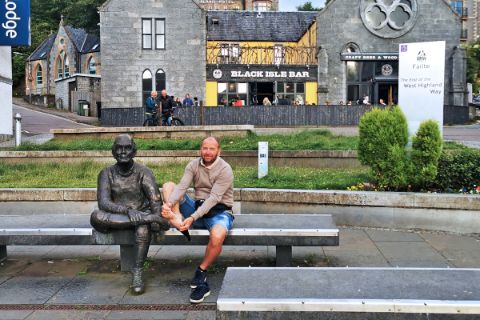 Mann neben Statue in Fort William am Ende des West Highland Way