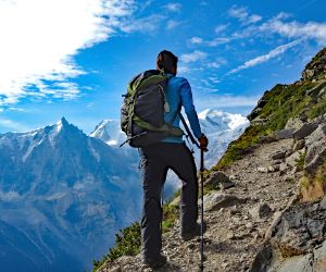 Steiniger Wanderweg mit Blick auf den Mont Blanc 