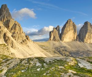 Wandern in den Dolomiten mit Blick auf die Drei Zinnen