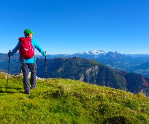 Wanderin mit Panoramablick auf die Osterhorngruppe