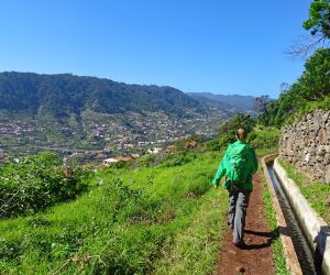 Wandern entlang gepflegter Levada Wege hoch über Machico