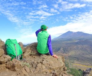 Wanderer mit beeindruckendem Gipfelblick vom Pico del Teide