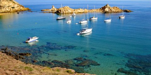 Segelschiffe in der Bucht, Menorca