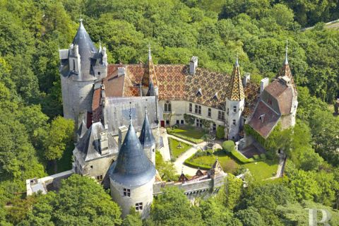 Incredible castle le rochepot on the hiking tour