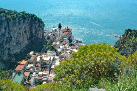 Walking routes along nice coastal villages on the Amalfi coast