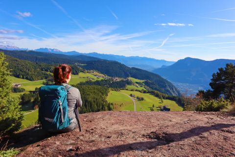 Sitzende Wanderin bestaunt die südtiroler Bergwelt