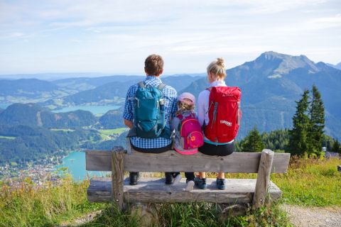 Hiking rest with a view of the lake in the Salzkammergut