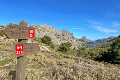 Hiking signpost at the Coll del 'Ofre Pass