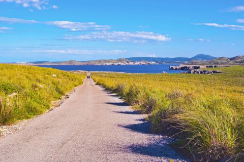 Einsame Wanderwege am Meer auf Menorca