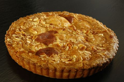 Traditional almond cake 
