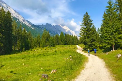 Wanderer am Ganghofer Weg in der Alpenregion Gaistal
