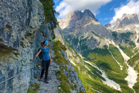 Wanderin am Wanderpfad durch die imposanten Brenta Dolomiten