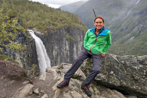 Wanderer im Nationalpark Jotunheimen, im Hintergrund die Berge und Wasserfall