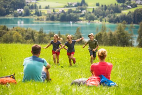 Family with a view of the Wolfgangsee