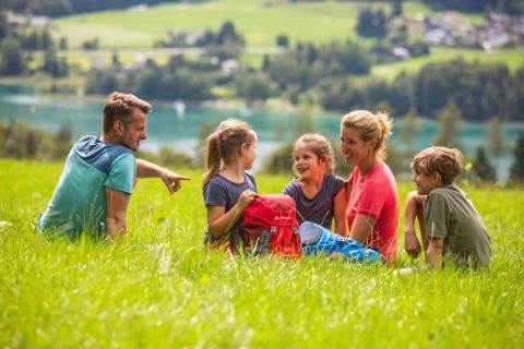Family in front of the Wolfgangsee