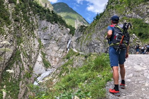 Wanderer am Bergpfad entlang des Lechweg