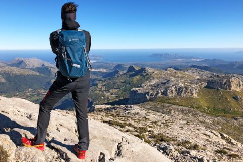 Wanderer mit Blick auf das Tramuntana Gebirge
