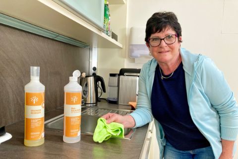 Johanna sorgt für hygienischen Büroalltag mit unseren nachhaltigen Reinigungsmitteln