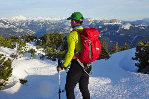 Winter-Wanderer mit herrlichem Bergpanorama